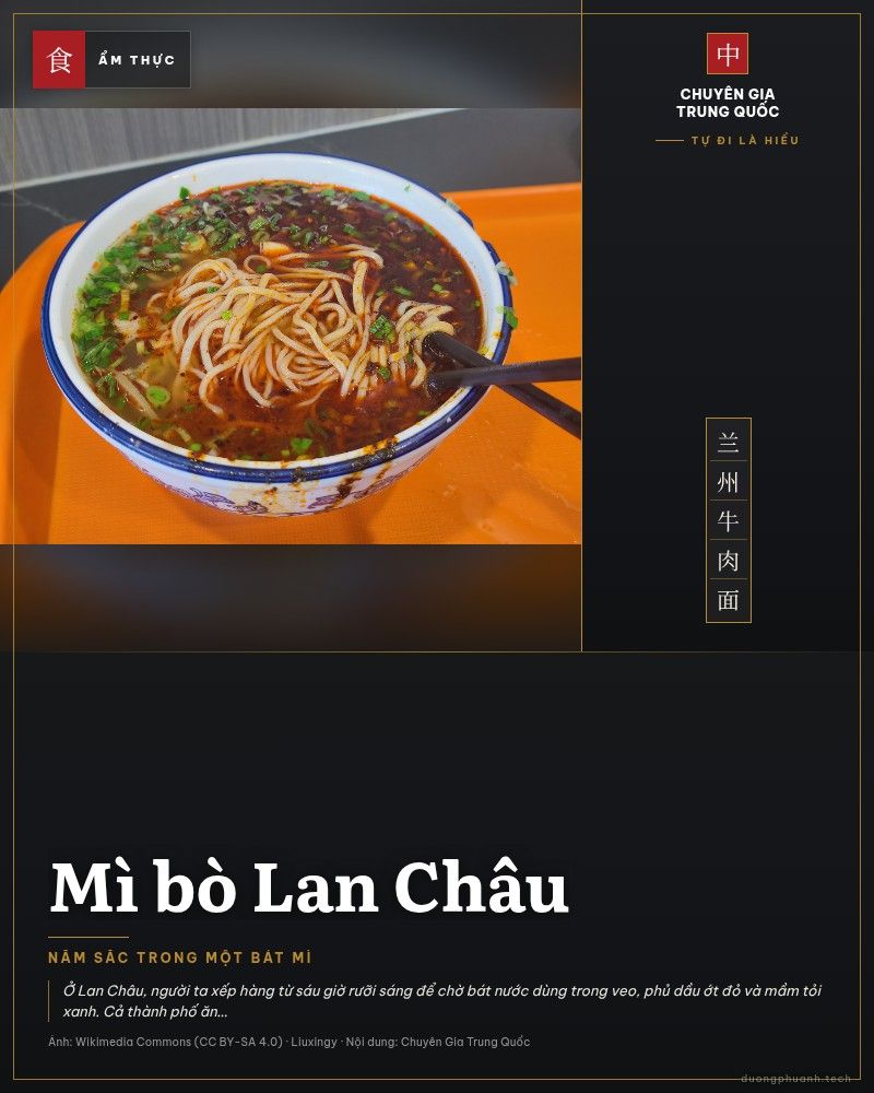 Bát mì bò Lan Châu với dầu ớt đỏ và mầm tỏi xanh