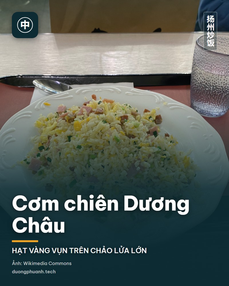 Cơm chiên Dương Châu kiểu Quảng Đông với tôm, trứng, xá xíu và rau xanh