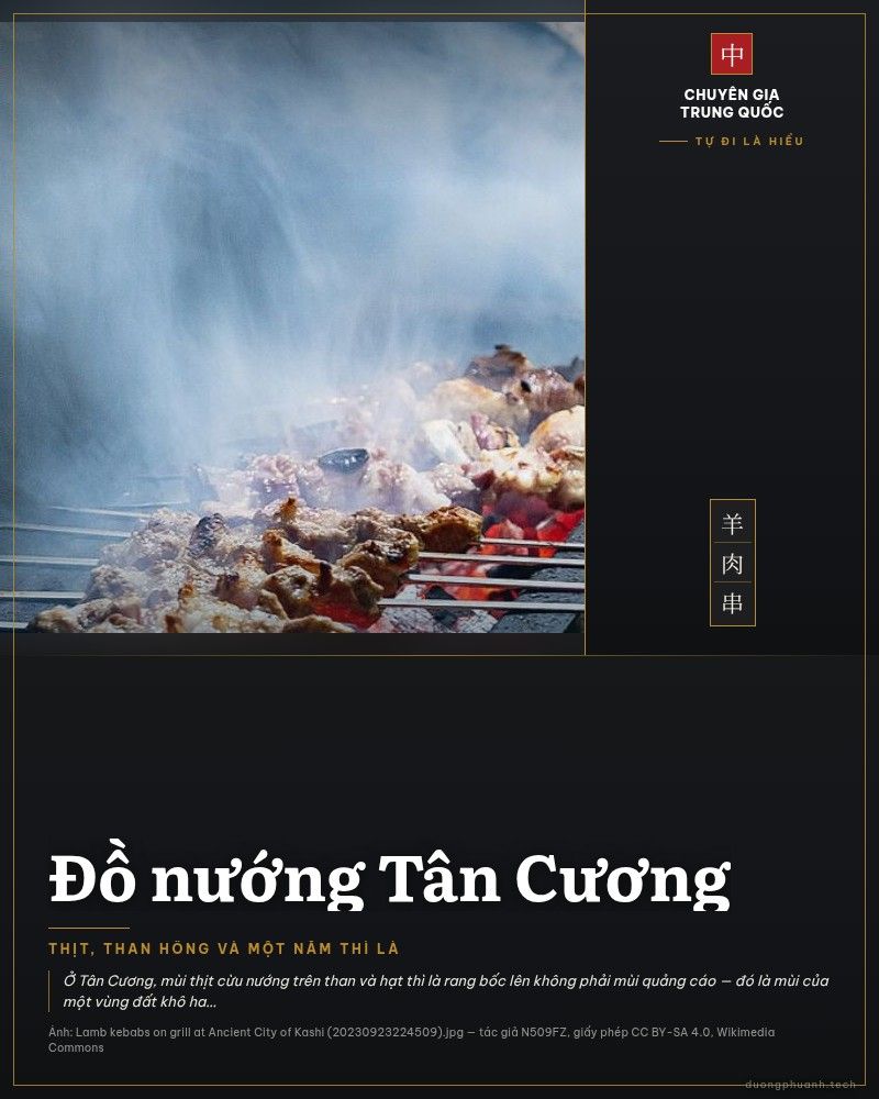Những xiên thịt cừu nướng trên vỉ than đỏ rực, khói trắng bốc lên ở khu chợ cổ Kashgar, Tân Cương
