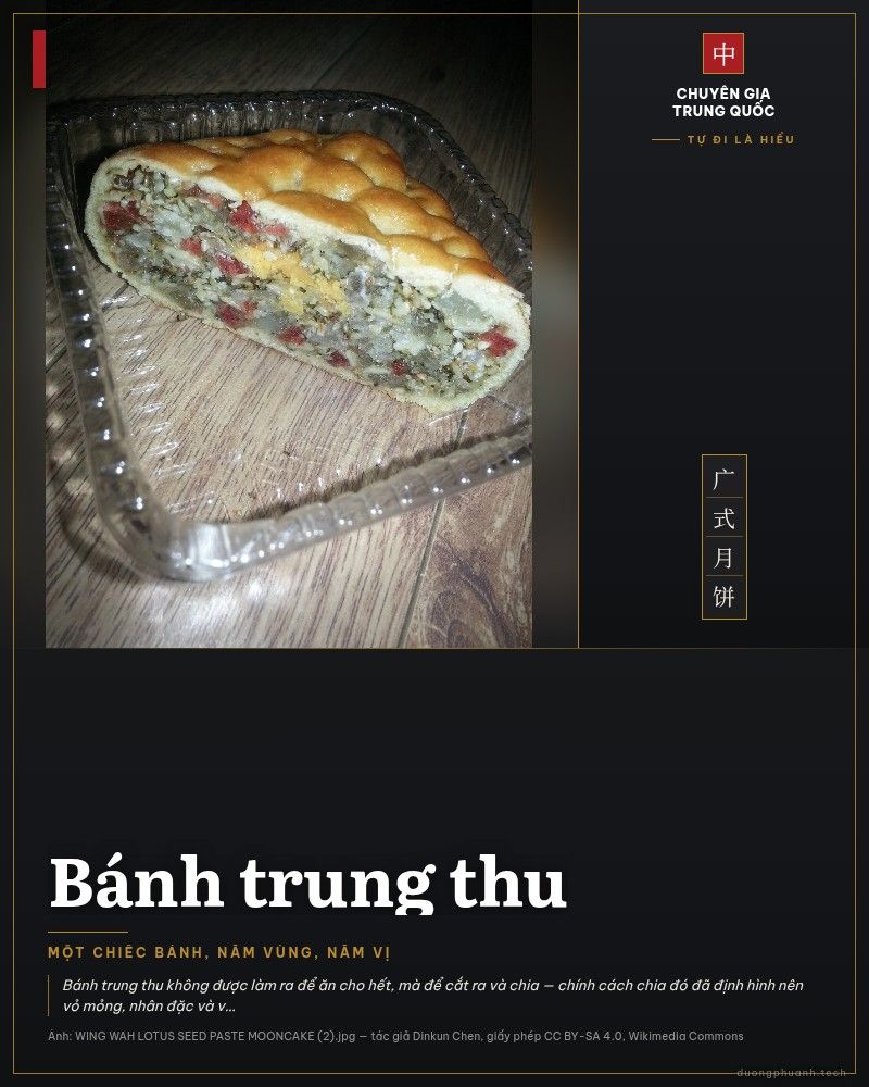 Mặt cắt một chiếc bánh trung thu vỏ vàng nâu, nhân hạt sen mịn với lòng đỏ trứng muối đỏ cam ở giữa