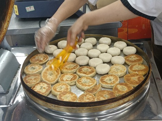 Bánh xếp hành Trung Quốc: lớp giòn thơm từ chảo dầu
