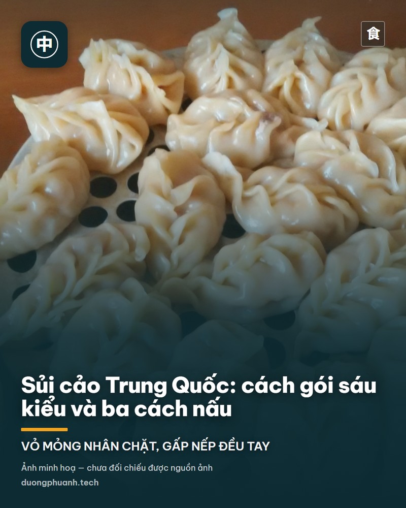 Khay sủi cảo Trung Quốc vừa gói xong, xếp trên vỉ hấp tròn, những nếp gấp trên vỏ bánh rõ và đều, phủ một lớp bột mỏng