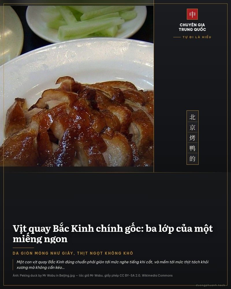 Đĩa vịt quay Bắc Kinh thái lát xếp cạnh nhau, thịt nâu bóng, trên bàn ăn có bánh mỏng cuốn và đĩa hành lá thái sợi dài và dưa chuột