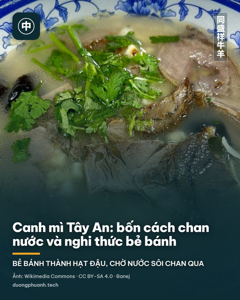 Bát sứ trắng vẽ hoa lam đựng món bánh nướng ngâm nước dùng Tây An, nước dùng trong màu ngà, những miếng bánh vuông nhỏ nổi trên mặt cùng thịt bò thái lát và ngò rí.