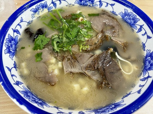 Canh mì Tây An: bốn cách chan nước và nghi thức bẻ bánh