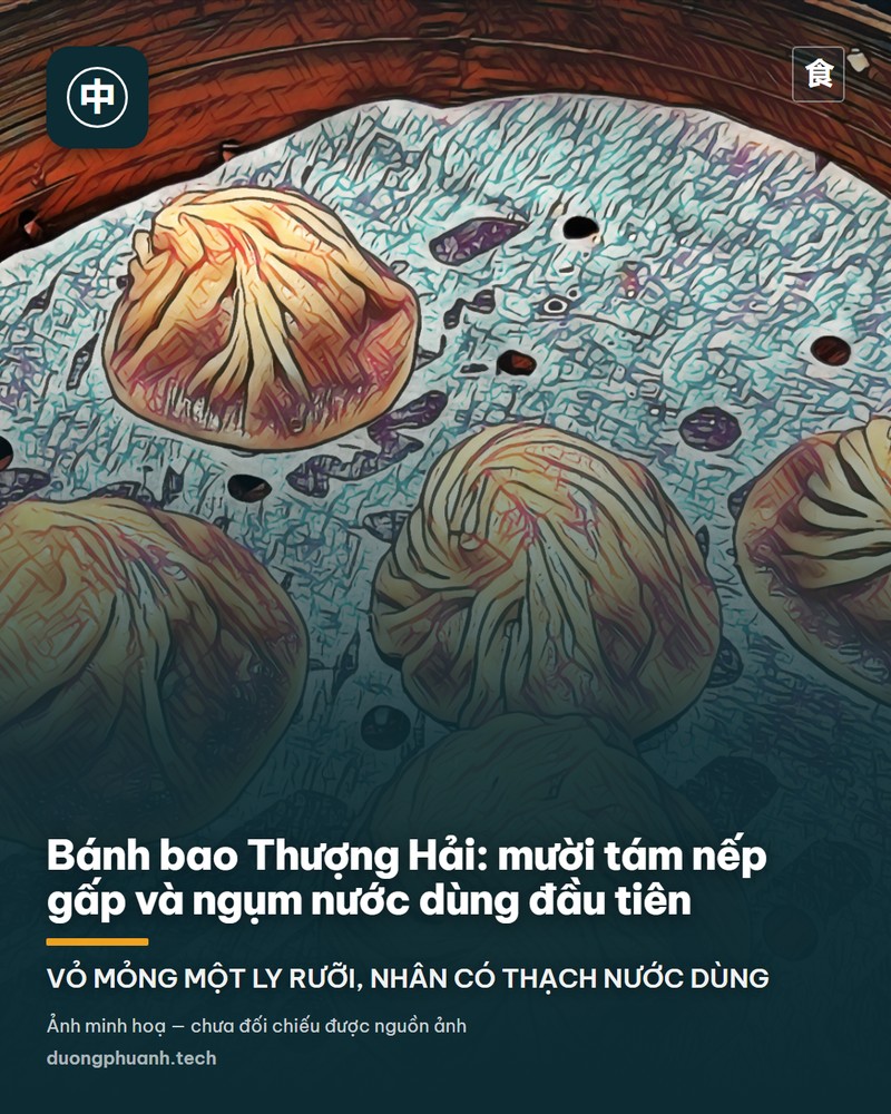 Sáu chiếc bánh bao hấp nhỏ xếp trong lòng hũ tre, vỏ trắng mỏng có nhiều nếp gấp túm ở đỉnh, một chiếc đang được gắp bằng thìa sứ màu đen.