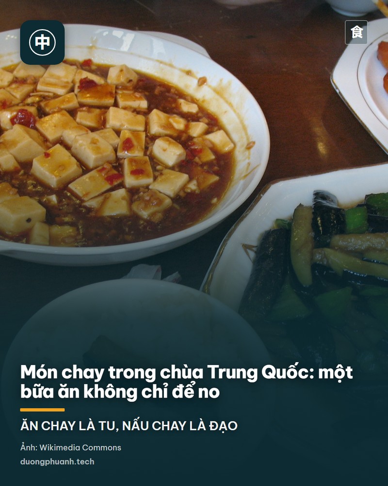 Trên chiếc bàn gỗ nâu của nhà ăn chùa, ba đĩa men trắng đựng món chay — súp lơ xào, khoai tây thái sợi và bắp cải xào — cùng một bát canh và hai chiếc thìa.