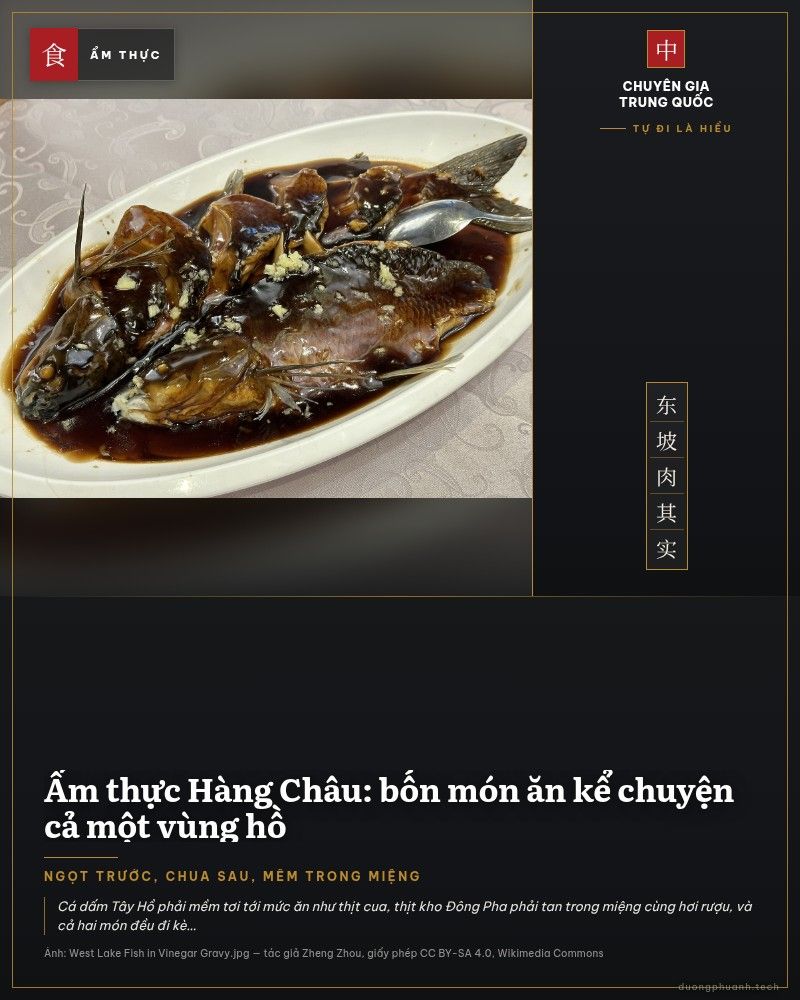 Đĩa cá Tây Hồ sốt dấm nâu sánh đặt trên bàn, mình cá đã chần chín mềm mại rưới nước sốt màu hổ phách, rắc gừng sợi, một con dao kèm theo đặt trên miệng đĩa.