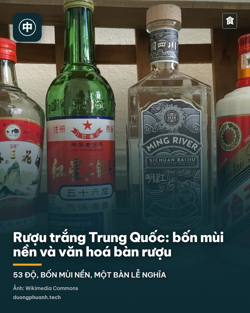 Bốn chai rượu trắng Trung Quốc đặt cạnh nhau trên khung gỗ, nhãn đỏ và xanh, gồm các dòng rượu đại diện cho bốn nhóm hương khác nhau