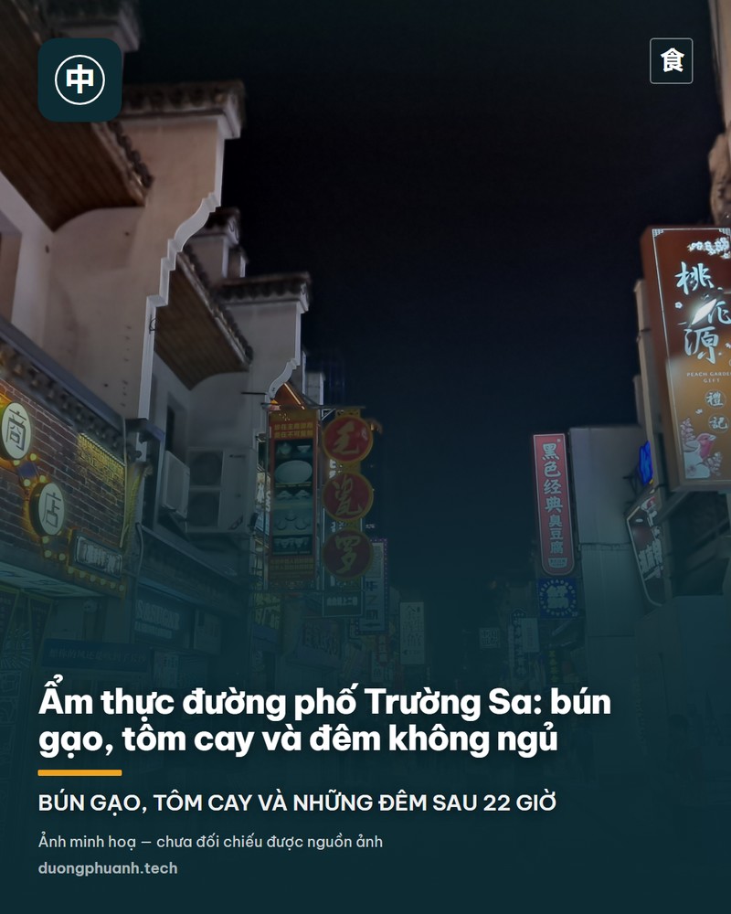 Phố cổ Thái Bình ở Trường Sa về đêm, hai bên là dãy cửa hàng ăn uống với biển hiệu phát sáng và đèn lồng, người đi bộ trên con phố lát đá, phía xa là dãy mái nhà cổ
