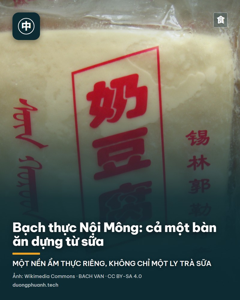 Mâm bạch thực Nội Mông bày trên khăn trải trắng: vài bát trà sữa nâu nhạt, một đĩa kê rang vàng óng, cùng các đĩa đựng viên sữa trắng, phô mai khô và bánh bột chiên xếp cạnh nhau