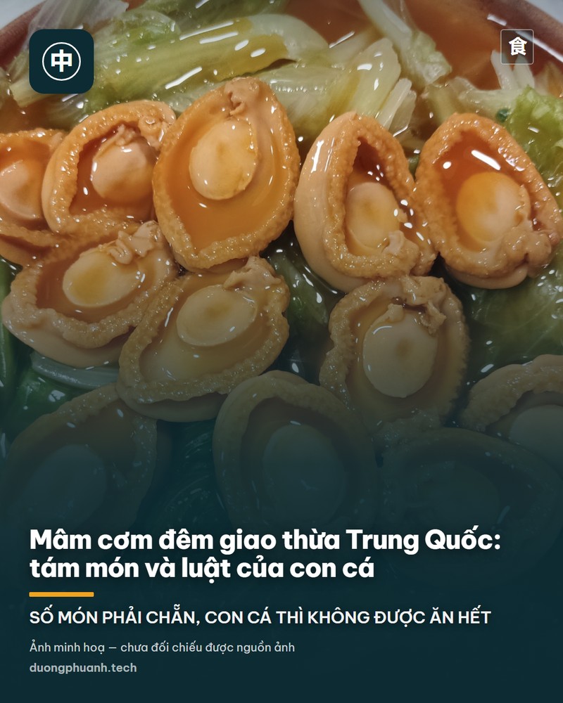 Bàn ăn phủ giấy báo trong một gia đình ở Sơn Tây với gần chục đĩa thức ăn bày kín: cá kho, gà, nem rán, đậu phộng rang, thịt nguội thái lát, mì xào và các món xào truyền thống