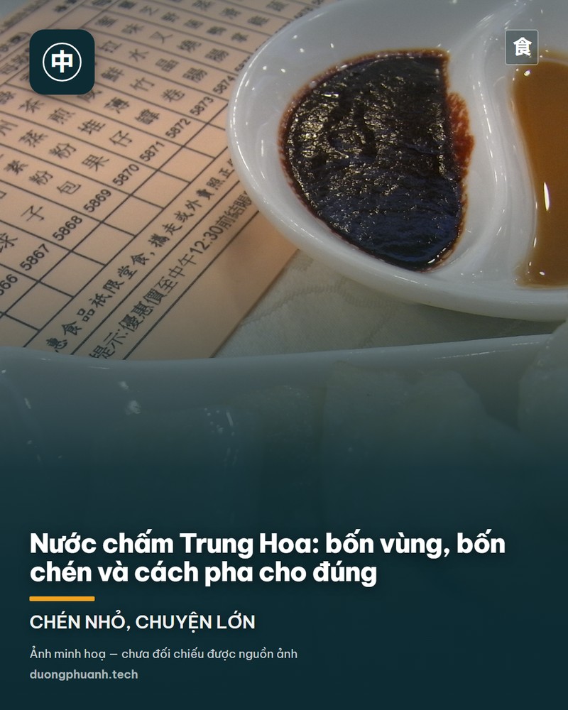 Một chén sứ trắng có hai ngăn, một ngăn đựng tương sẫm màu và một ngăn đựng tương mè nâu nhạt, đặt cạnh đĩa bánh cuốn hấp trắng và tờ thực đơn điểm tâm in chữ Hán trên bàn nhà hàng