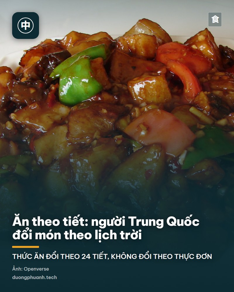 Một bữa ăn kiểu miền bắc Trung Quốc trên bàn gỗ: đĩa bánh tráng mỏng xếp lớp để cuộn, cùng các đĩa thức ăn kèm gồm trứng xào, giá đỗ, thịt xào, dưa chuột thái sợi, rau thơm và hai chén nước chấm, đôi đũa đặt ngang bàn