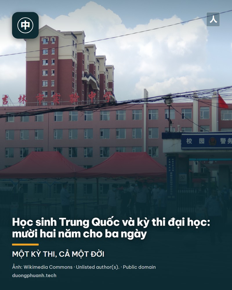 Cổng Trường Trung học phổ thông trực thuộc Đại học Thanh Hoa ở Bắc Kinh trong ngày thi cao khảo, phụ huynh và học sinh cầm ô đứng kín trước cổng, băng rôn đỏ ghi tên điểm thi treo ngang qua trụ cổng bằng đá