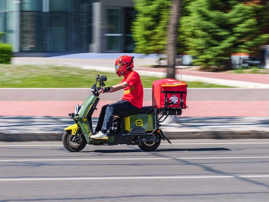 Nhân viên giao hàng Trung Quốc: người chạy đua với đồng hồ đếm ngược