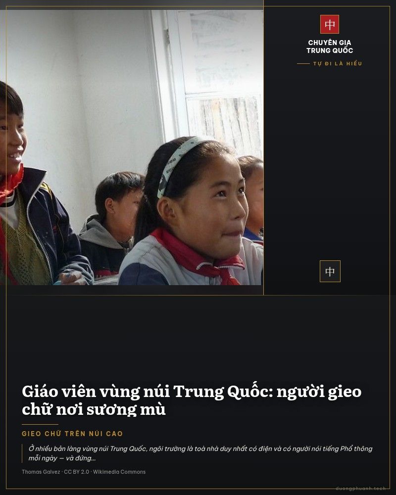 Học sinh vùng núi ngồi trong lớp học đơn sơ, quàng khăn đỏ, chăm chú nhìn lên bảng, bàn gỗ cũ có vết viết phấn, ngoài cửa sổ là mái nhà của bản làng.