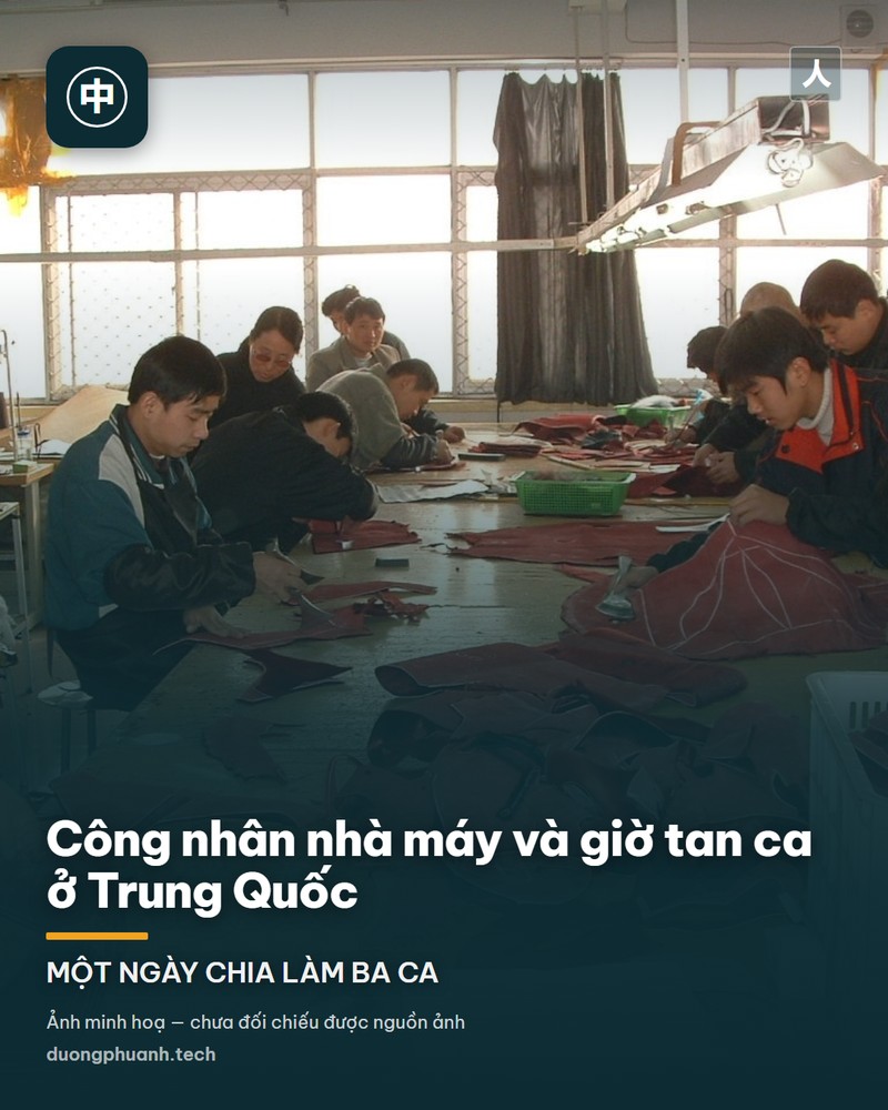 Bên trong một nhà máy điện tử ở Thâm Quyến: dãy dài công nhân mặc đồ bảo hộ trắng kín người ngồi quay lưng lại phía ống kính, làm việc bên bàn lắp ráp có đèn tím, một người mặc áo vàng đi dọc lối giữa