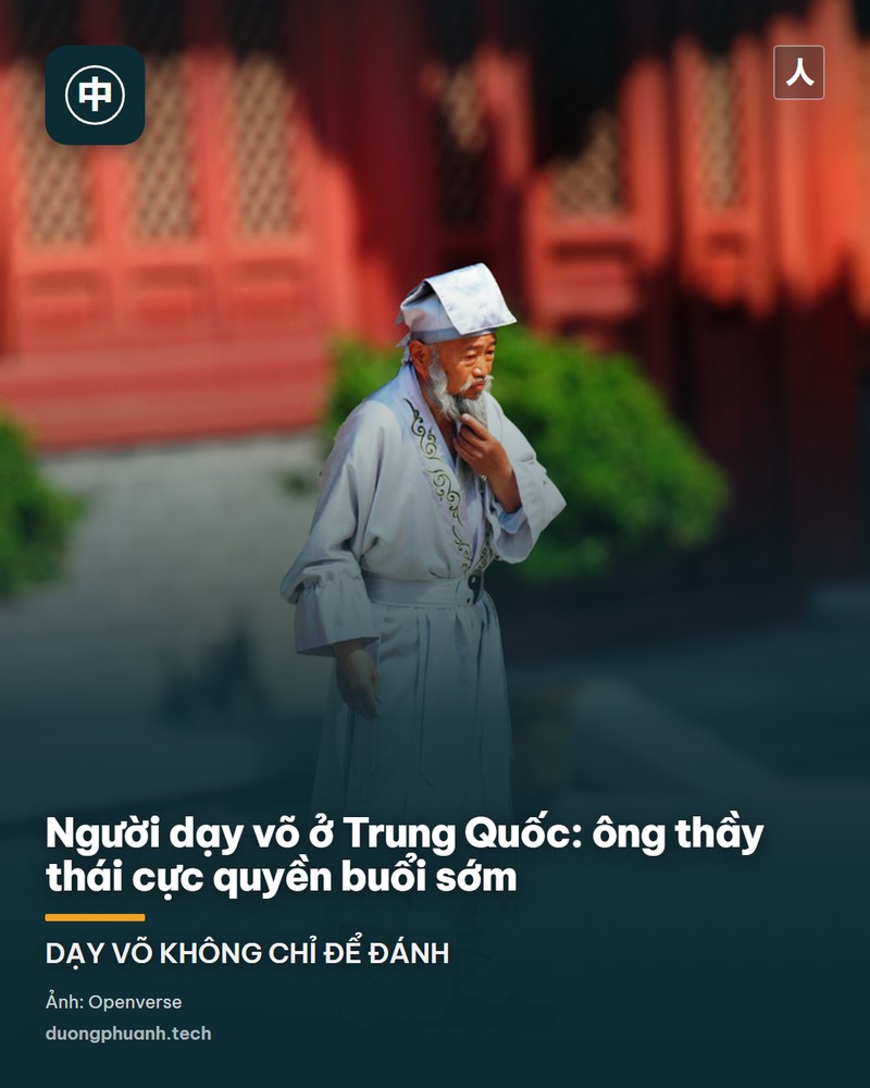 Người đàn ông đứng tấn trên quảng trường lát đá lúc mặt trời mới mọc, hai tay mở ở tư thế thái cực quyền, bóng đổ dài trên nền; phía xa là cột đèn và những người đi đường buổi sớm