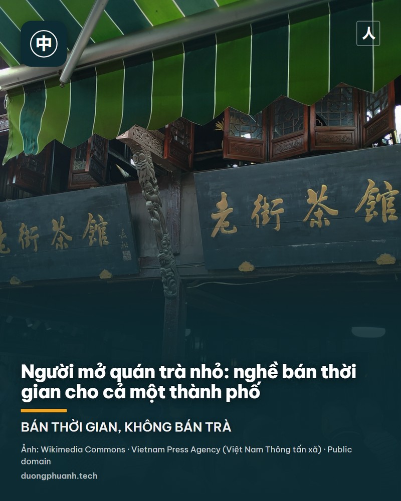 Bên trong một quán trà cũ ở Trung Quốc: nhiều người ngồi quanh những chiếc bàn gỗ uống trà, chén úp và phích nước đặt trên bàn, trần gỗ cao có quạt trần, tường gạch cũ, ánh sáng tự nhiên tràn từ khoảng sân giữa.