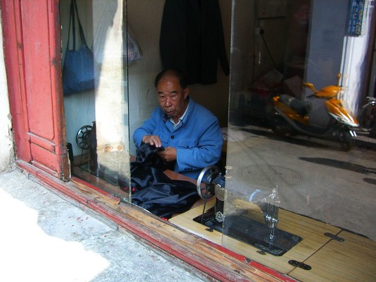 Chủ xưởng may gia đình: một chiếc máy khâu và cả một cơ nghiệp