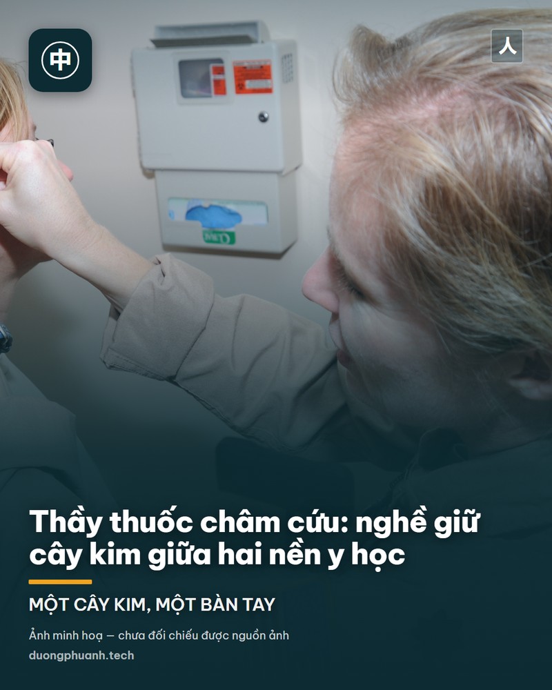 Trong một bệnh viện ở Thanh Đảo, Trung Quốc năm 1983, một nữ nhân viên y tế mặc áo trắng đội mũ trắng đứng bên giường nhìn người bệnh đang nằm với kim châm trên đầu, tường phòng sơn vàng.