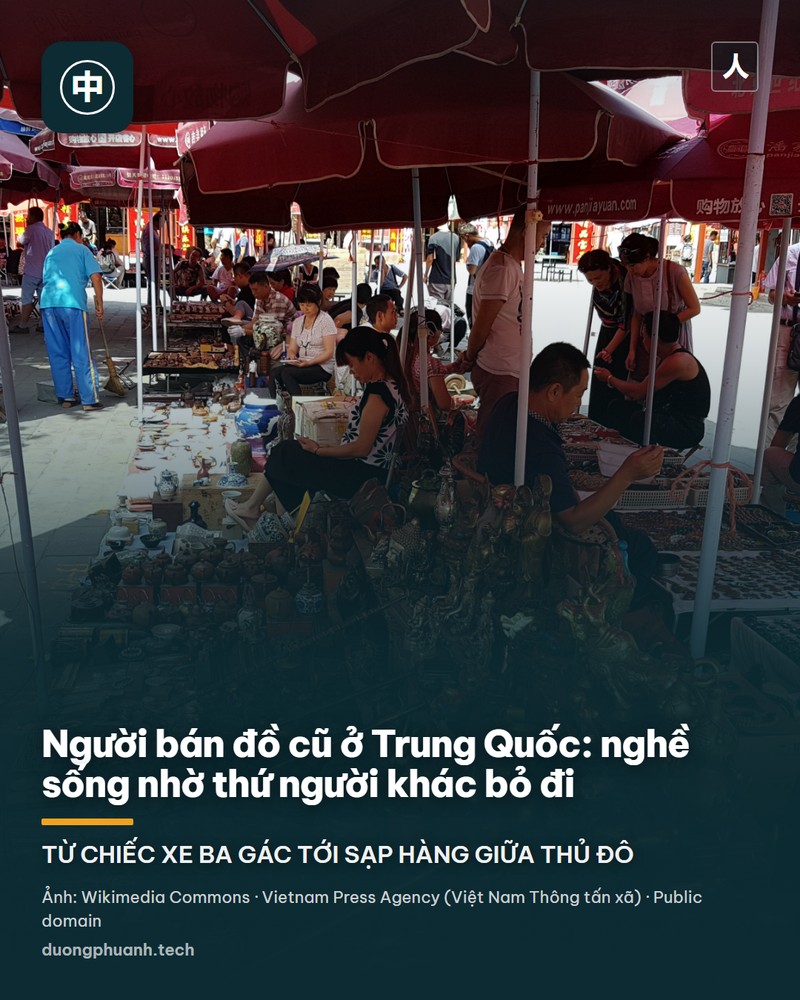 Khu chợ đồ cũ Phan Gia Viên ở Bắc Kinh: tấm biển lớn trên tường ghi đây là chợ đồ cổ đông khách nhất Trung Quốc, trước sân một người đàn ông ngồi trên xe ba gác chở tấm đá lớn, phía sau là đám đông người mua bán