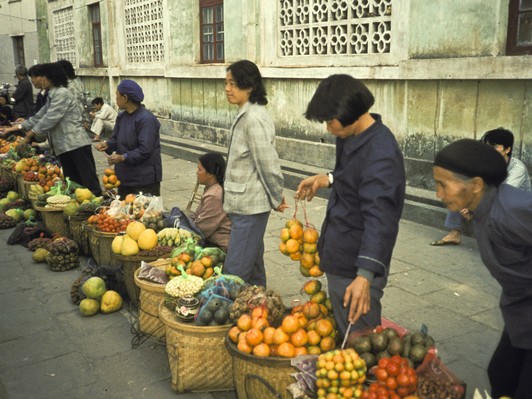 Người bán hoa quả theo mùa ở Trung Quốc: sạp hàng đổi món mỗi tháng