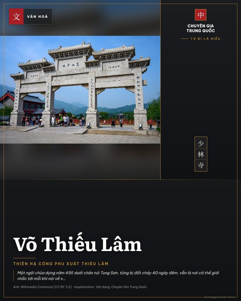 Cổng đá khắc chữ Tung Sơn Thiếu Lâm dẫn vào khu chùa, trời xanh