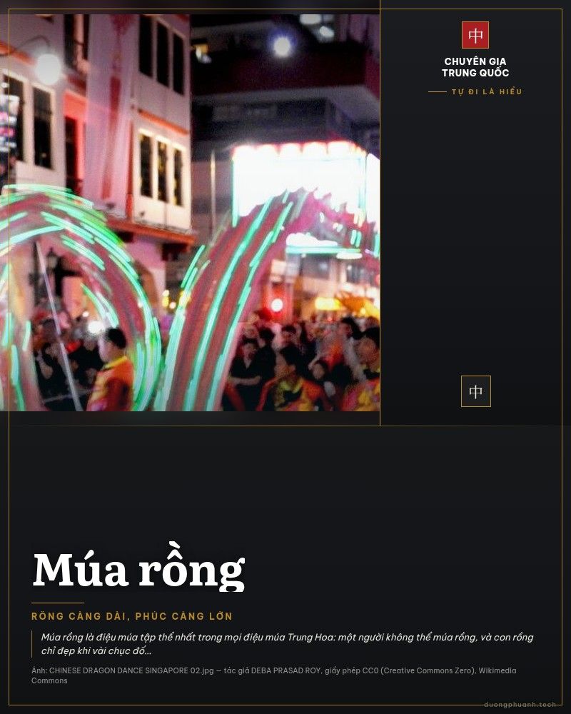 Đoàn múa rồng Trung Quốc biểu diễn ban đêm trên phố, thân rồng phát sáng xanh và đỏ thành vệt dài, người múa mặc đồ đỏ và vàng, đám đông đứng xem hai bên đường