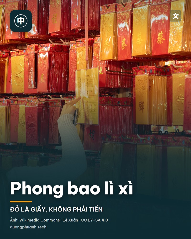 Quầy hàng Tết ở Singapore bày kín tường phong bao đỏ và vàng, một người phụ nữ đưa tay chọn những chiếc hồng bao mừng năm mới