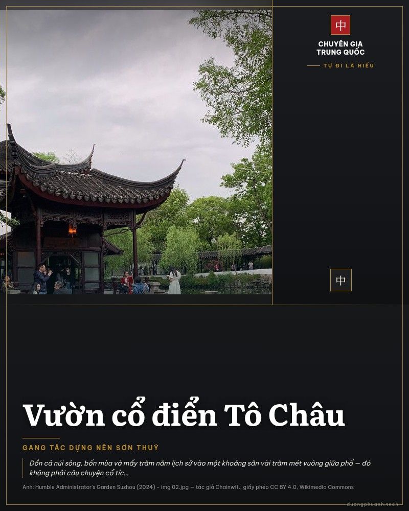 Gian đình cổ mái cong soi bóng xuống mặt nước trong Vườn Chuyết Chính ở Tô Châu, bên cạnh là hành lang có mái và những cây liễu rủ