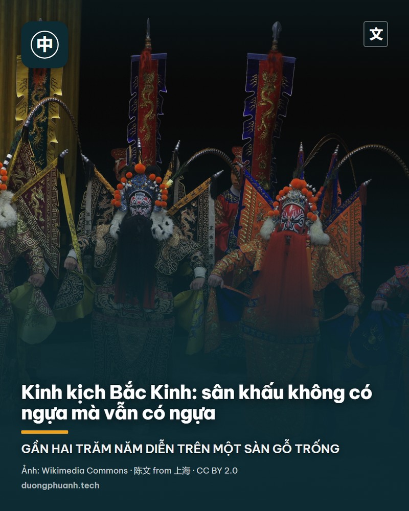 Ba nghệ sĩ Kinh kịch trong trang phục thêu kim tuyến xanh, đỏ và bạc đang diễn trên sân khấu tối: một người quỳ rạp dưới sàn, hai người đứng tấn giữ thế võ với dải lụa dài