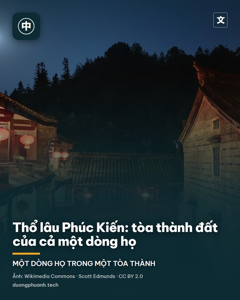 Nhìn từ trên cao xuống cụm Điền Loa Khanh: bốn tòa nhà đất hình tròn mái ngói đen và một tòa hình vuông xếp cạnh nhau như bàn tiệc, chen giữa những thửa ruộng bậc thang xanh mướt