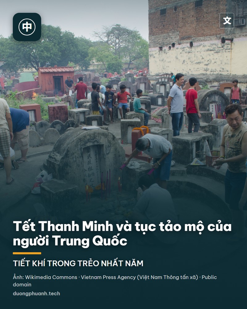 Gò mộ cổ phủ kín những tờ giấy ngũ sắc xanh đỏ vàng tím, phía trước là bàn thờ đá và những nén hương đang cháy trong một nghĩa trang