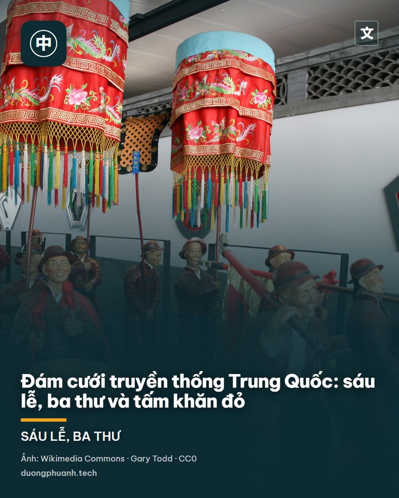 Cô dâu mặc áo cưới truyền thống màu đỏ, tay cầm quạt, đứng trong sân cung điện giữa hai toà điện lớn ở Tử Cấm Thành