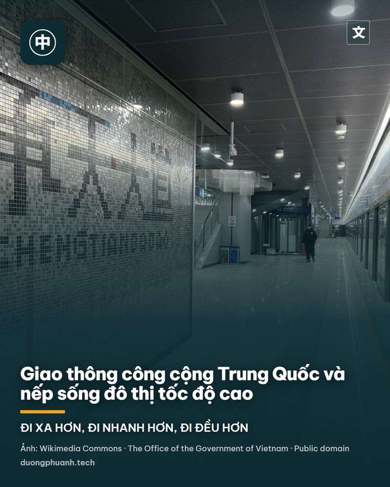 Đoàn tàu cao tốc Hoà Hài Hiệu màu trắng với dải xanh và chữ Hán trên mũi tàu đỗ sát sân ga, vạch cảnh báo màu vàng chạy dọc mép ke ga và một hành khách đứng chờ phía xa