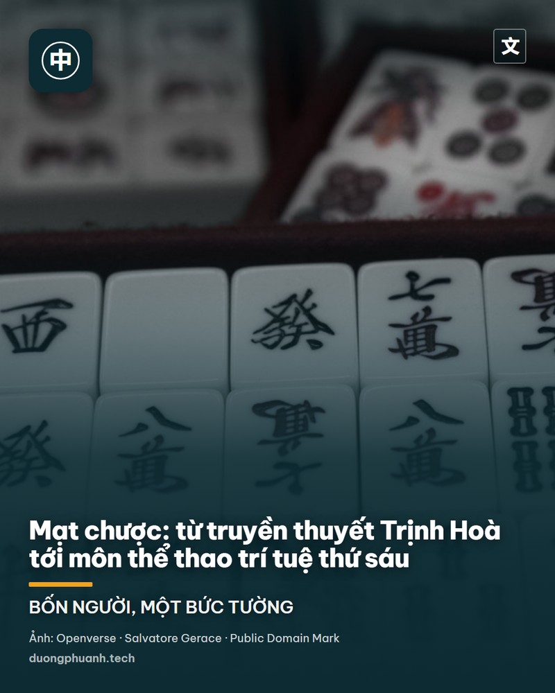 Cận cảnh một bàn mạt chược đang chơi: những quân bài màu ngà xếp thành tường, một bàn tay đang rút quân bài để lộ mặt ba vạn và bốn vạn, xúc xắc đỏ nằm trên mặt bàn xanh, phía sau là hai người chơi ngồi đối diện