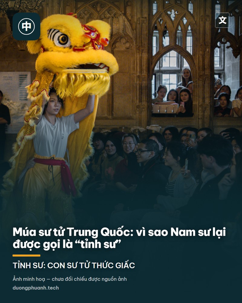 Một con sư tử Nam sư màu hồng tung mình giữa không trung trên những cây cột nhỏ, hai người múa đội đầu và nâng đuôi lân; phía sau là mái ngói cong của miếu Tổ Phật Sơn, cây xanh và đám đông khán giả đứng xem dưới nền trời xanh trong