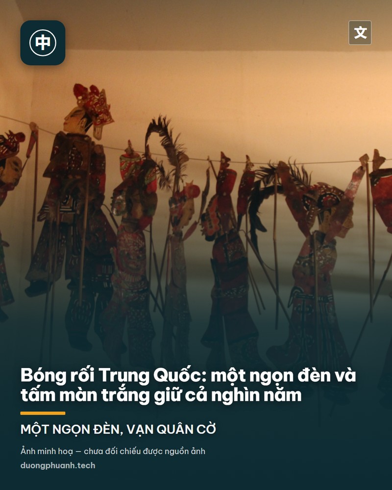 Nhiều con rối bóng bằng da thuộc treo thành hàng dưới ánh đèn vàng ấm, mỗi con là một nhân vật với gương mặt trang trí công phu, tay chân khớp nối và những thanh tre điều khiển; nền tối đen làm nổi lên các mảng màu đỏ, xanh và vàng