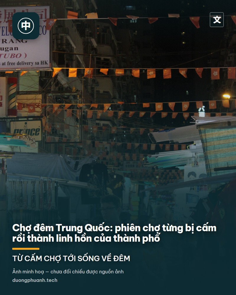Cảnh chợ đêm Trung Quốc về đêm: dãy quầy hàng có mái che xếp dọc phố, đèn lồng đỏ treo cao, biển hiệu neon sáng rực trên nền trời tối, người bán mặc tạp dề và người đi chợ chen chúc trên vỉa hè
