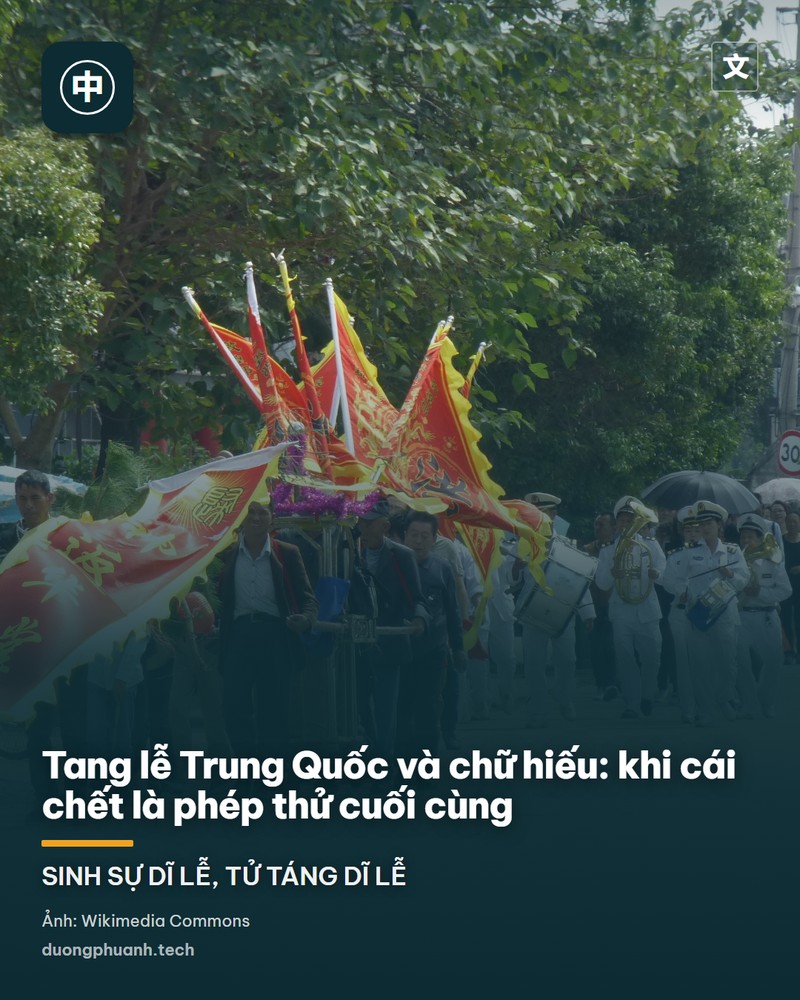 Ảnh đen trắng chụp Bắc Kinh khoảng 1923–1924: những người khiêng đòn đưa linh cữu phủ vải thêu rồng và hoa đi giữa phố, hai bên là tường gạch và hàng rào tre, phía sau có cây trụi lá
