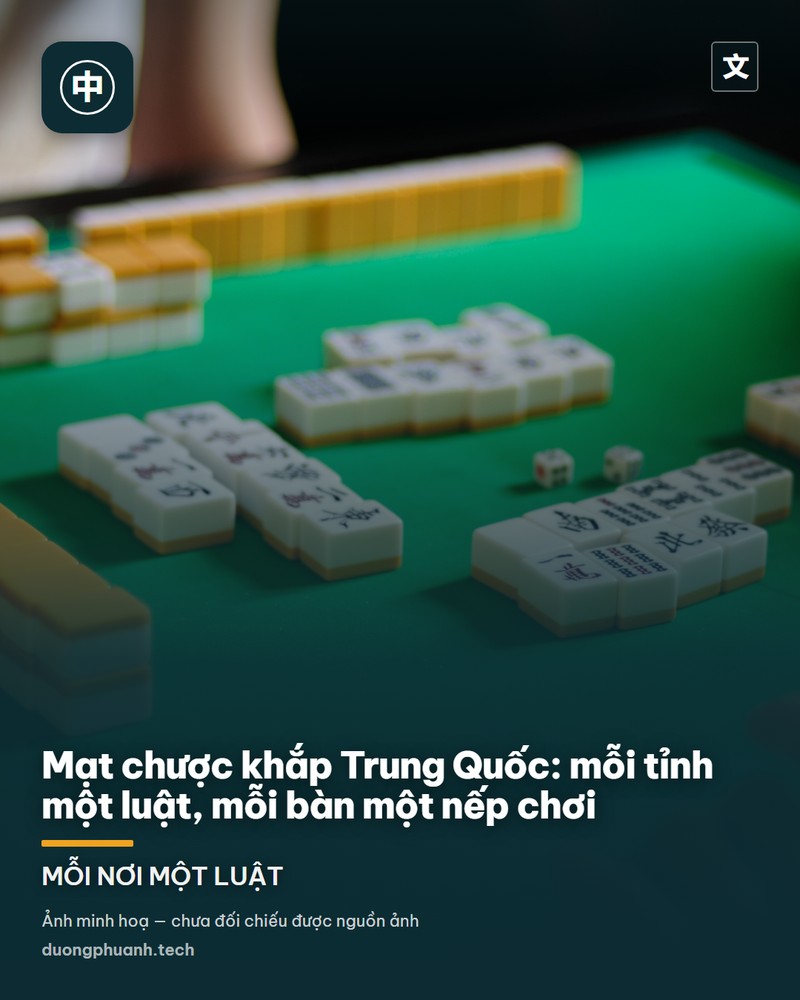 Một bộ quân mạt chược đầy đủ xếp gọn trong hai khay gỗ: các quân vạn, sách, ống cùng quân gió và quân mũi tên nằm thành hàng ngay ngắn, nổi bật trên nền sáng.