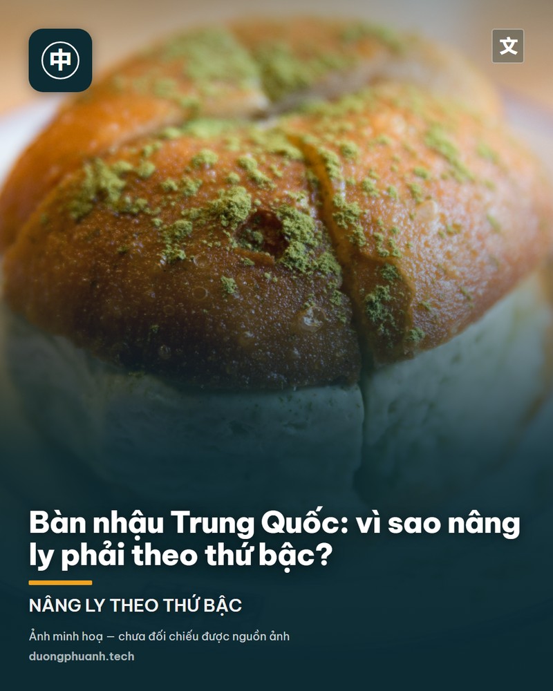 Mâm cơm Trung Quốc nhìn từ trên xuống: hơn chục đĩa thức ăn xếp kín mặt bàn trắng, giữa là nồi thịt kho và các đĩa rau, đậu hũ, thịt xá xíu; quanh bàn bày những chén nhỏ, bát cơm và đôi đũa, phía trên có một ly đựng nước