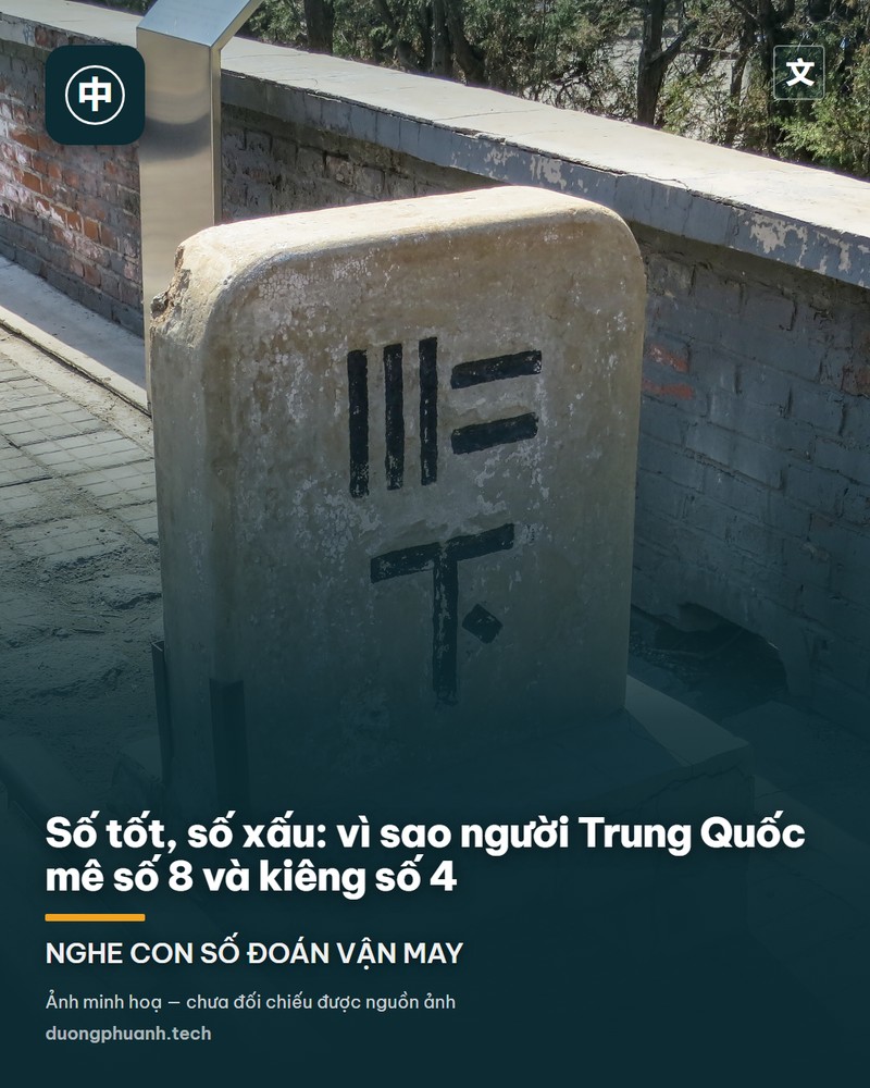 Ảnh một chiếc bàn tính gỗ truyền thống của người Trung Quốc với các hạt gỗ màu nâu đỏ xếp thành hàng trên nền trắng, khung gỗ sẫm màu và hai thanh kim loại màu vàng