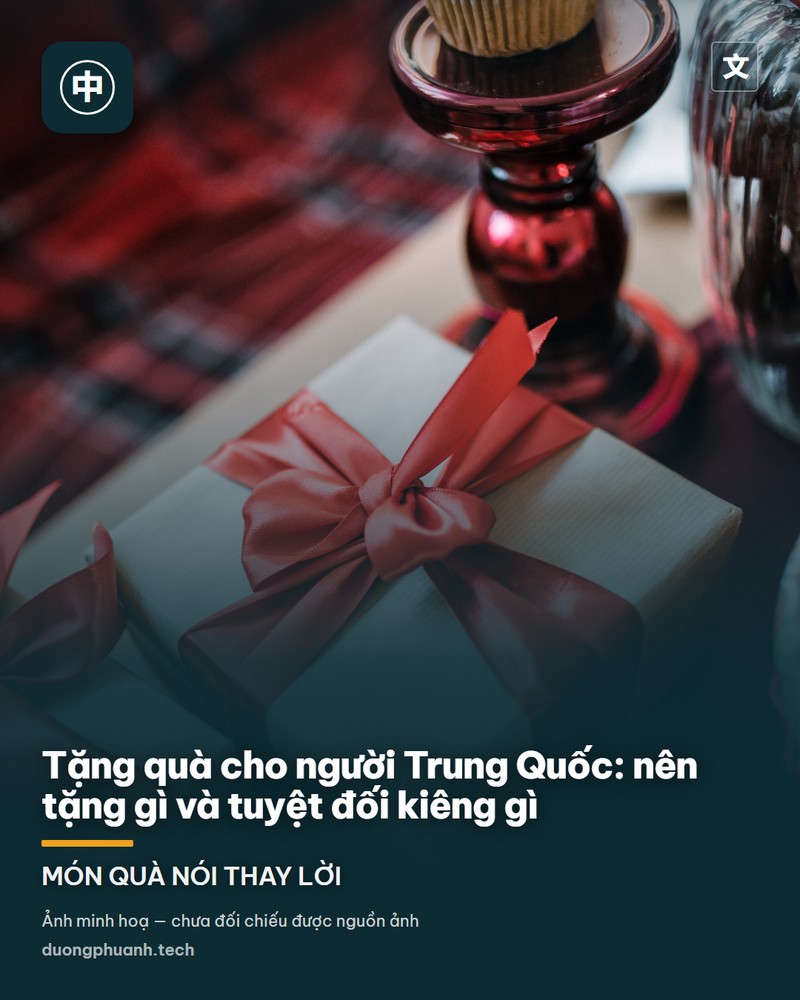 Ảnh một hộp bánh trung thu cao cấp mở nắp, bên trong là sáu chiếc bánh nướng hình hoa xếp ngay ngắn trong khay đỏ, chính giữa mỗi bánh in hình thương hiệu
