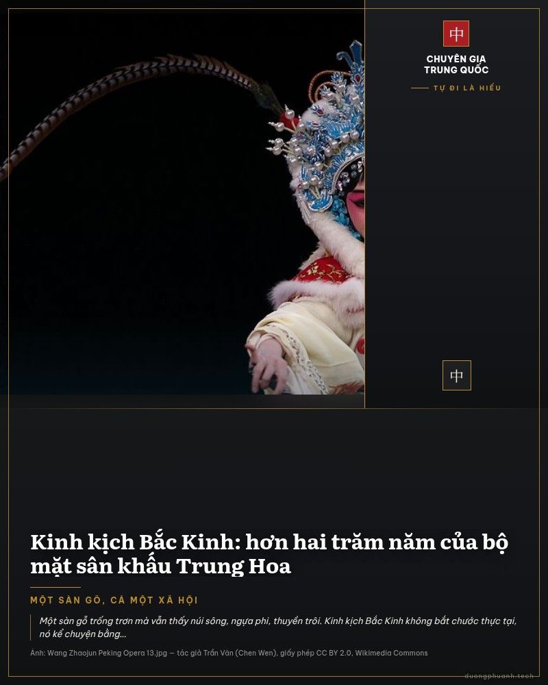 Nghệ sĩ kinh kịch Bắc Kinh trong vai nữ mặc áo đỏ và vàng thêu chỉ vàng, đội mũ cài ngọc và cắm hai lông trĩ dài cong vút, khuôn mặt trang điểm mắt xếch màu hồng đậm, tay phải cầm một dải lụa đỏ, đứng trên nền sân khấu tối đen