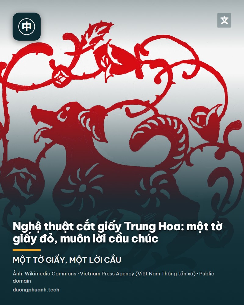 Gian hàng bán cắt giấy đỏ treo kín tường: hàng chục bức hình tròn và hình vuông cắt hoa văn rỗng, nổi bật là các chữ phúc, thọ, xuân bằng giấy đỏ thắm trên nền giấy trắng, xếp thành nhiều lớp phía sau tấm lưới