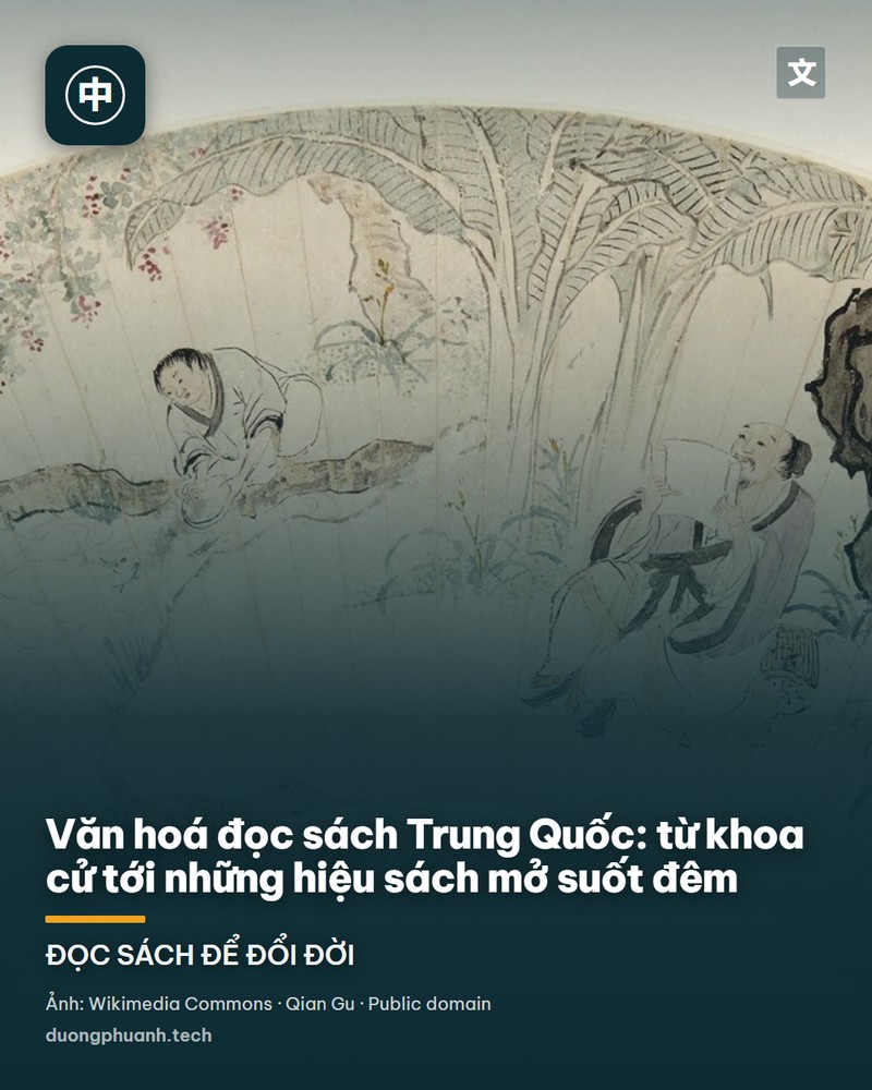 Toàn cảnh phòng đọc lớn của Thư viện Quốc gia Trung Quốc nhìn từ trên cao: các dãy bàn dài xếp thành hình chữ nhật, hàng trăm người ngồi cúi đầu đọc và ghi chép, hai bên và phía sau là những giá sách gỗ cao kín đặc sách, mái kính lớn phía trên cho ánh sáng tràn vào