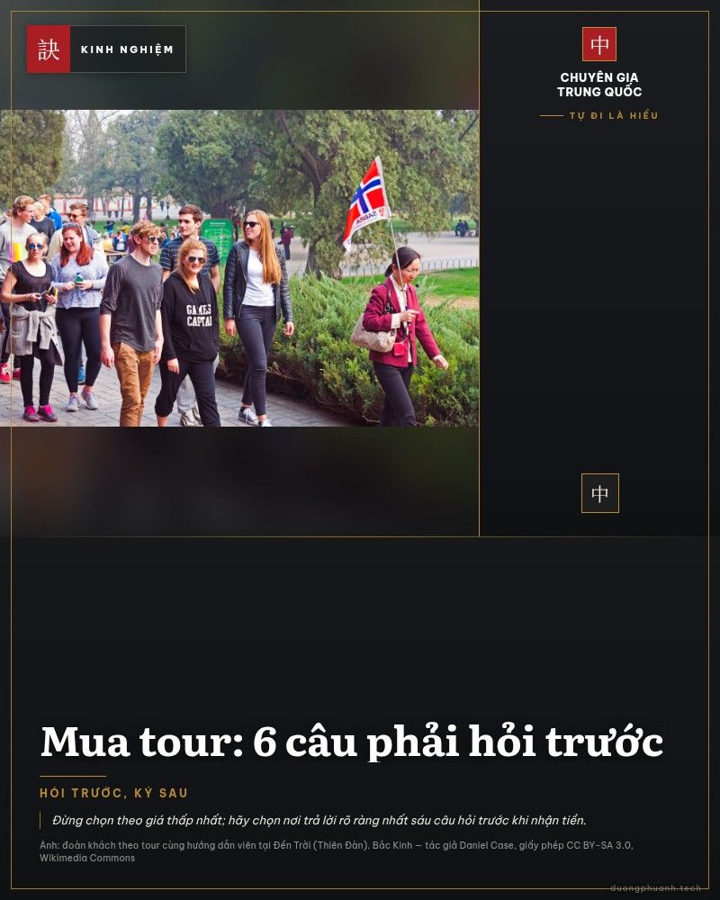 Đoàn khách theo tour đi cùng hướng dẫn viên trong khuôn viên Thiên Đàn, Bắc Kinh